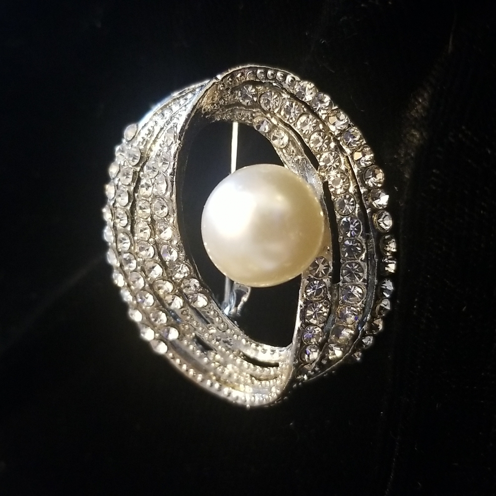 Oval rhinestone and pearl brooch (5893)